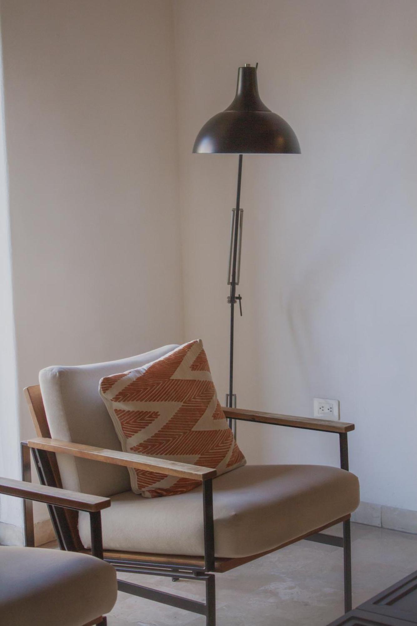 Hotel Catedral La Paz Zewnętrze zdjęcie A floor lamp