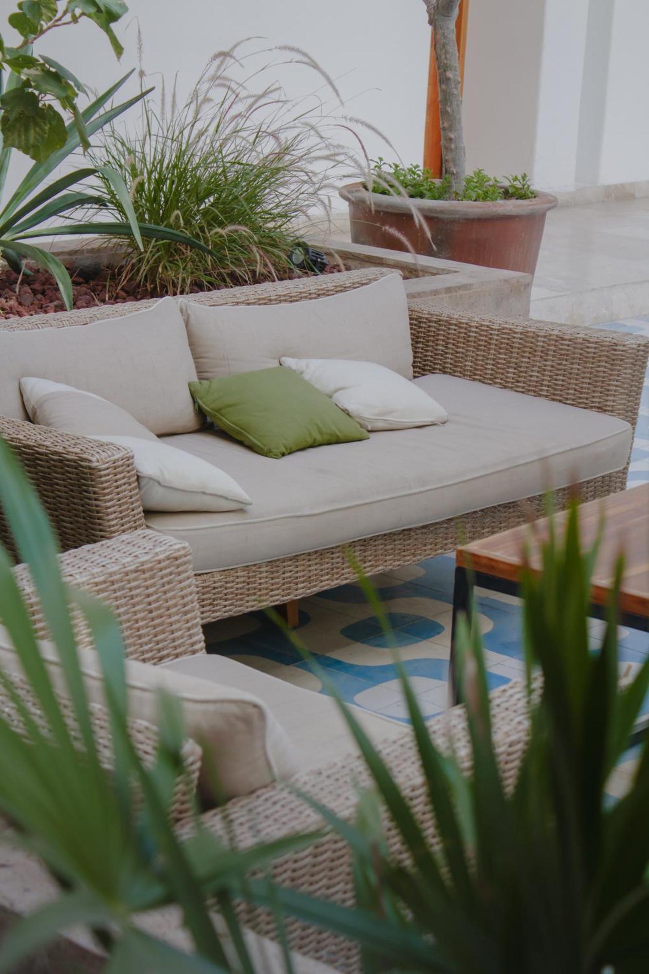 Hotel Catedral La Paz Zewnętrze zdjęcie A rattan sofa
