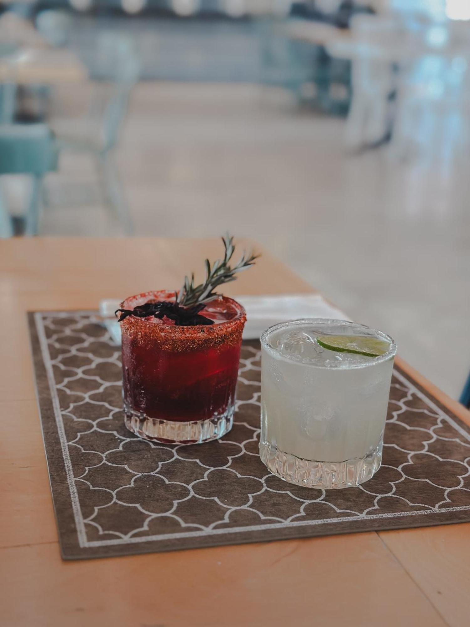 Hotel Catedral La Paz Zewnętrze zdjęcie A blackberry margarita (left)