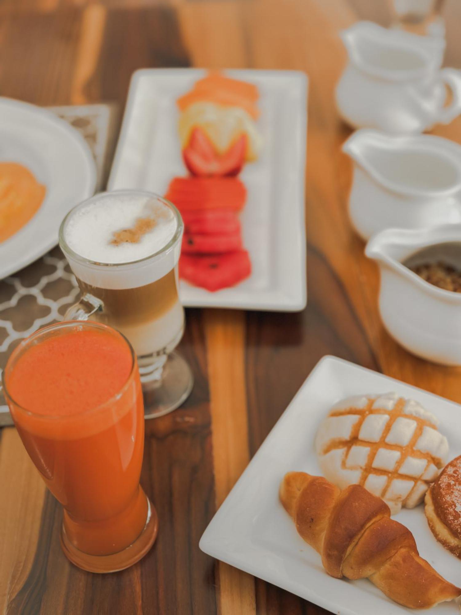 Hotel Catedral La Paz Zewnętrze zdjęcie A glass of carrot juice