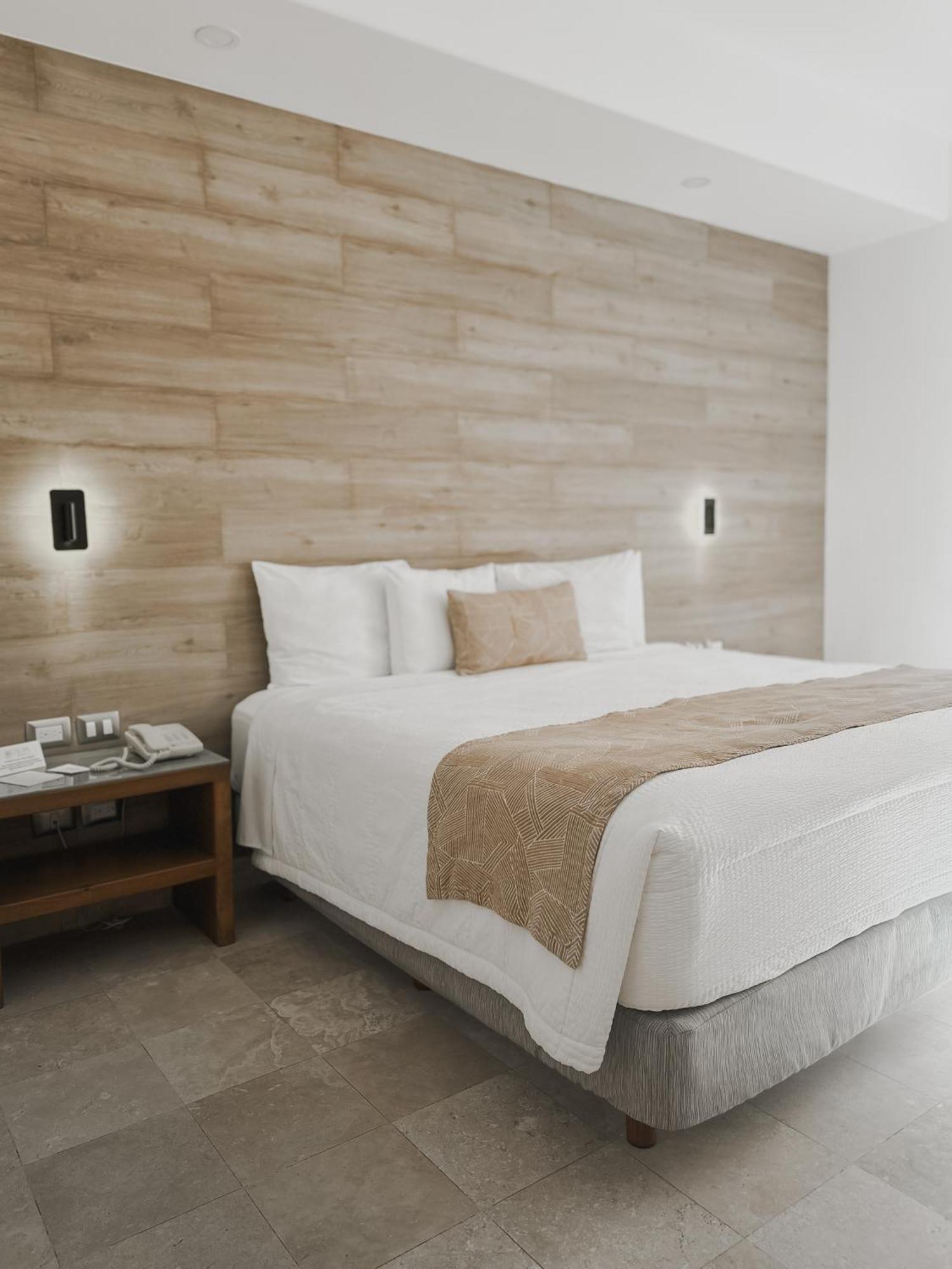 Hotel Catedral La Paz Zewnętrze zdjęcie A bed with a bed runner