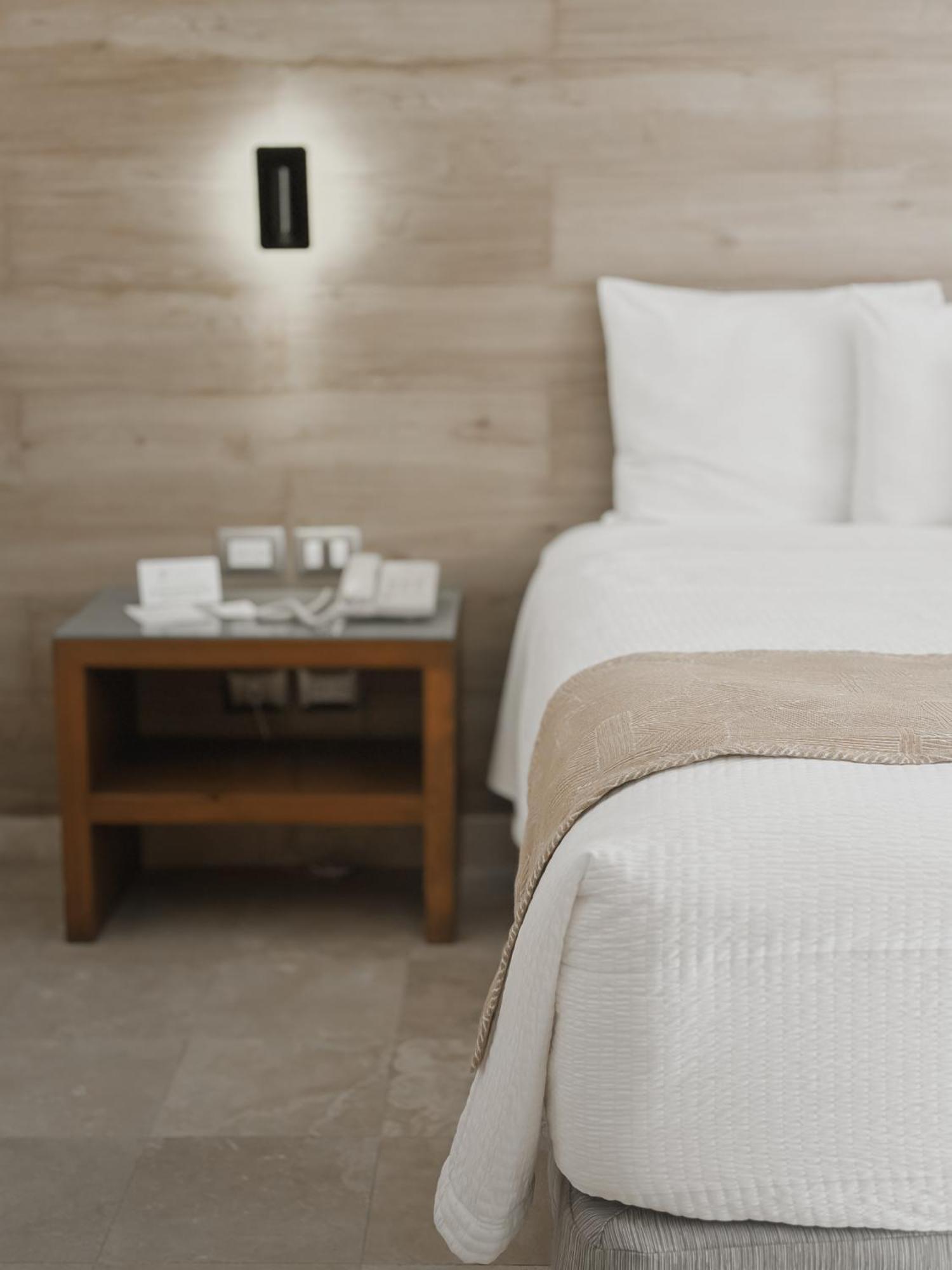 Hotel Catedral La Paz Zewnętrze zdjęcie A bedside table