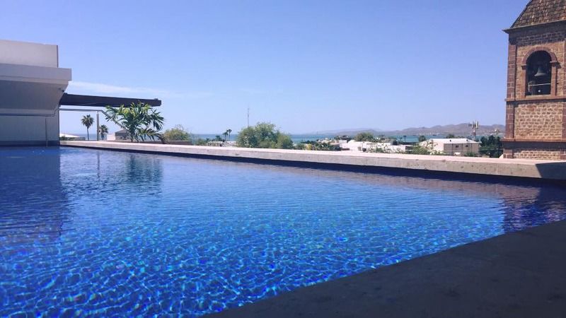 Hotel Catedral La Paz Zewnętrze zdjęcie Infinity pool at the hotel